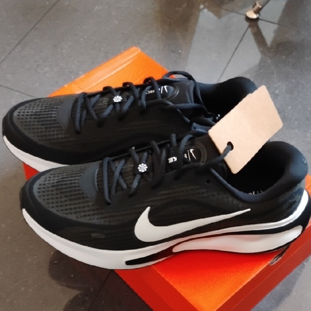 NEW Nike Journey Run Shoes